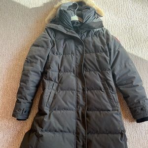 Canada Goose down jacket women’s size medium. Barely used in great condition.